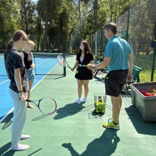 🎾 Iepazīstinām “Mūsmāju” bērnus ar tenisa pasauli – aizraujošiem treniņiem, kur katrs trāpīgs sitiens kļūst par soli izaugsmē! 💪
Teniss attīsta roku–acu koordināciju, palīdz koncentrēties un māca nepadoties. 💫
Mēs kopā stiprinām komandas garu, iedrošinām cits citu un izbaudām kustību prieku! 🤝💙

#TenissBērniem #Mūsmājas #VeselīgsDzīvesveids #SportsBērniem #KustībuPrieks #KomandasGars #IedvesmaBērniem #TenissLatvijā #PozitīvaAttīstība #BērnuTreniņi #SportsIrPrieks #AttīstāmiesKopā #AktīviBērni